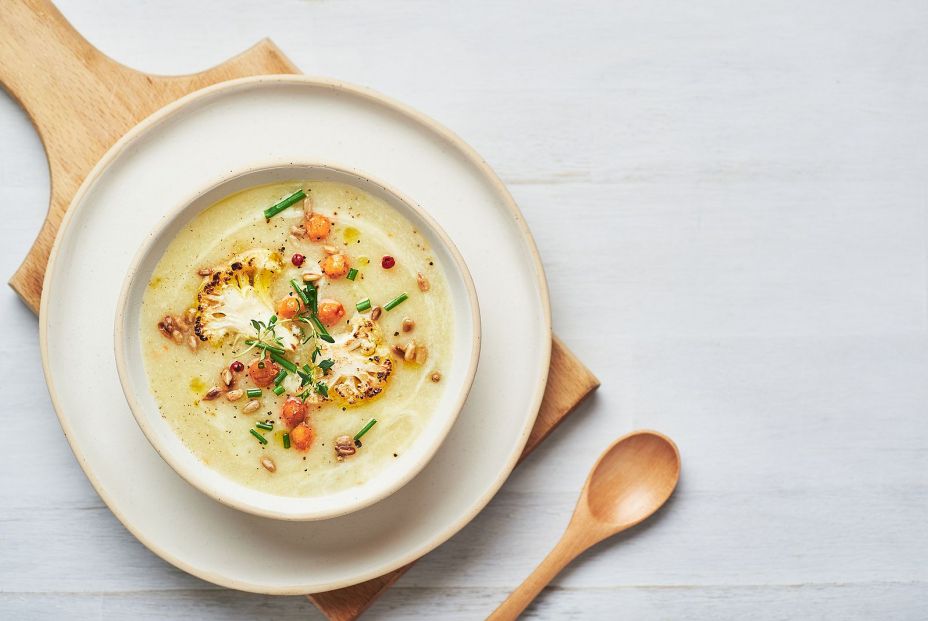 Cómo cocinar coliflor: una sencilla receta en crema y un plato con estrella del chef Ramón Freixa. Foto: Bigstock