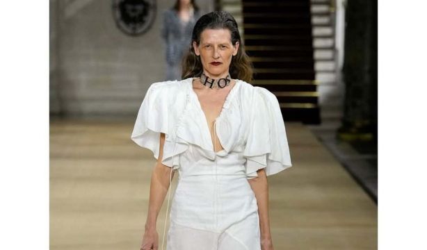 Las modelos sénior toman la Semana de la Moda de París