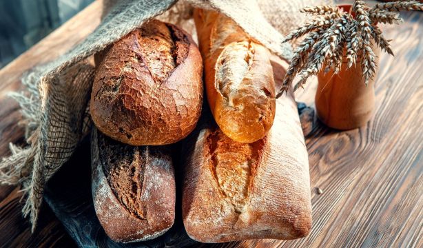 El truco de los restaurantes para que el pan siempre parezca recién hecho