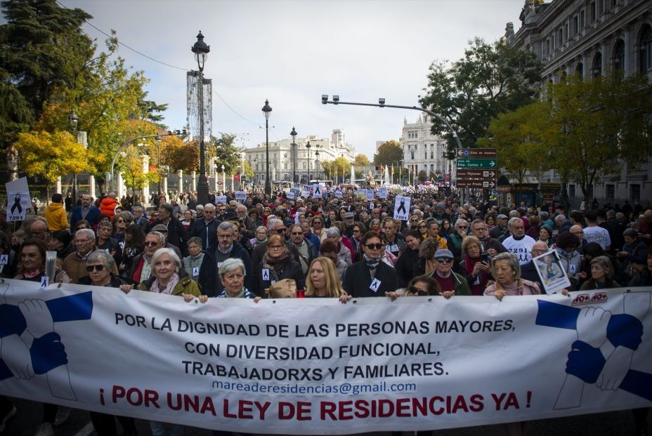 EuropaPress 6361427 cientos personsa manifestacion marea residencias 23 noviembre 2024 madrid
