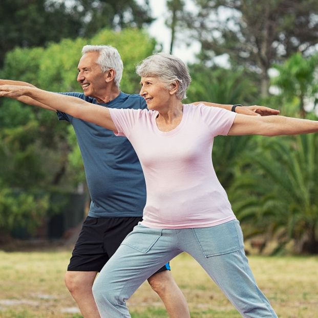 Bigstock. Personas mayores haciendo ejercicio en la naturaleza Bigstock. Personas mayores haciendo ejercicio en la naturaleza