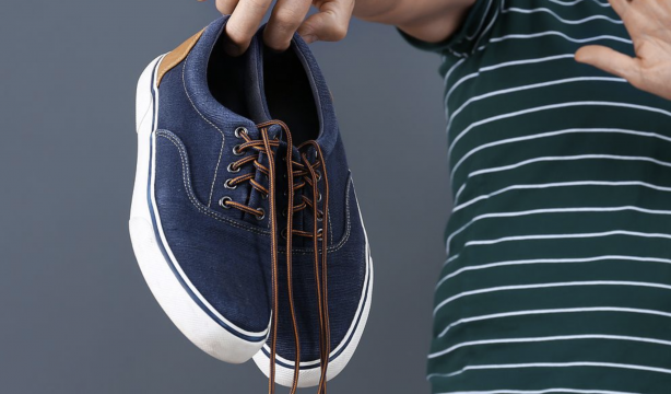 Un hombre mayor dona sus zapatillas sin darse cuenta que llevaba dentro los ahorros de su vida