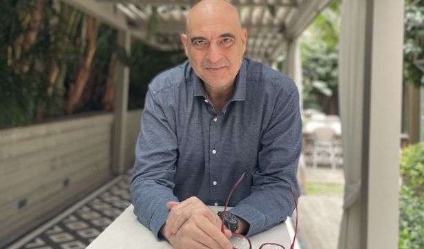 Así es el nuevo libro de Xavier Bosch que te llevará a la publicidad de los 80