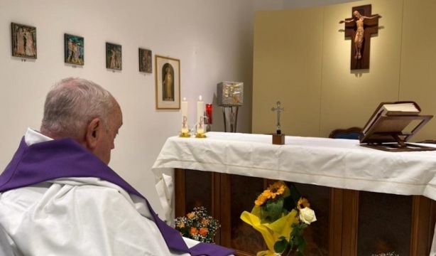 El Vaticano publica la primera imagen del Papa Francisco desde que fue ingresado