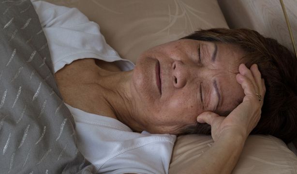 El insomnio y los fármacos para dormir tienen este efecto en los mayores (Bigstock)