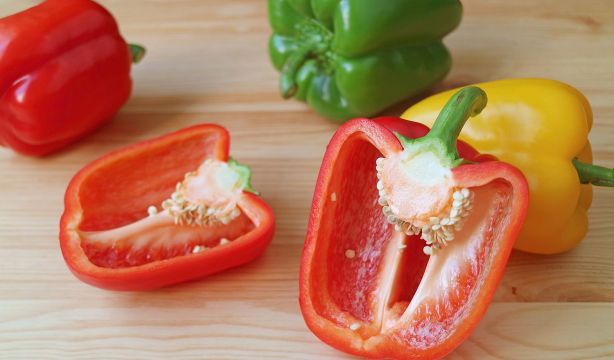 El truco para retirar las pepitas del pimiento de forma rápida