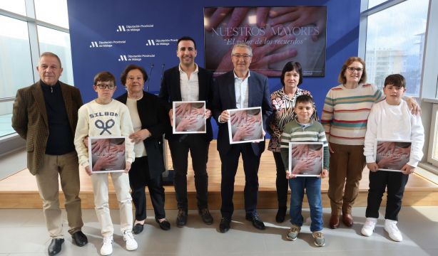 El libro 'Nuestros Mayores: El valor de los recuerdos’ fomenta el diálogo entre abuelos y nietos