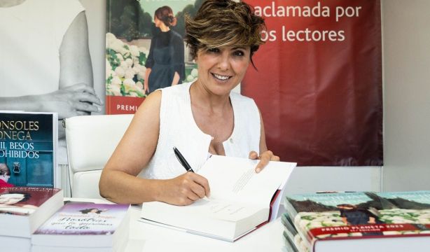 La serie 'Las hijas de la criada', la adaptación del libro de Sonsoles Ónega, ya tiene cartel