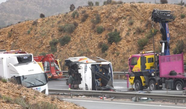 Al menos 20 heridos al volcar un autobús del Imserso en la A-7 en Murcia