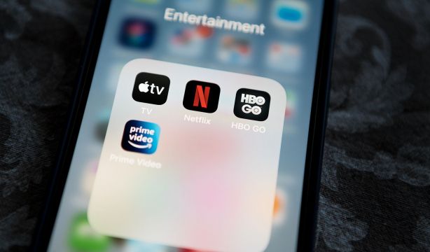 Un estudio revela que ver series en maratón perjudica la memoria y la atención