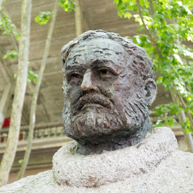 bigstock Hemingway Bust 96774107