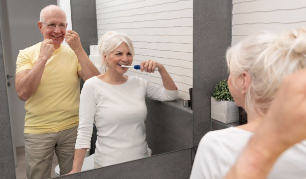 Cepillarse los dientes con fuerza mejora la higiene y otros mitos sobre salud bucodental