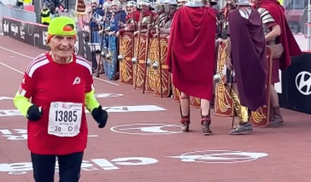 Completa la maratón de Roma con 92 años... ¡y mejora su marca! (Run Rome The Marathon)