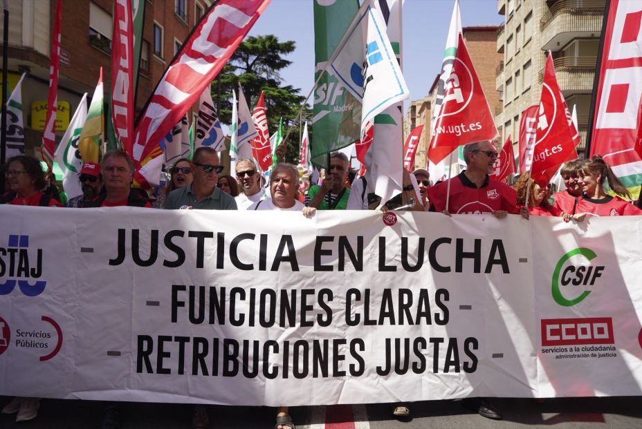 EuropaPress 5342871 varias personas protestan manifestacion funcionarios justicia toda espana