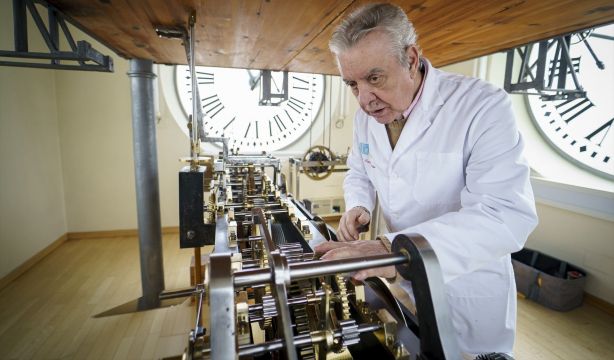 El reloj de la Puerta del Sol de Madrid se para: se somete a su primera limpieza en 30 años
