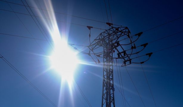 Prevén alza de la luz desde junio pese a la contención de gas por posible acuerdo de paz en Ucrania