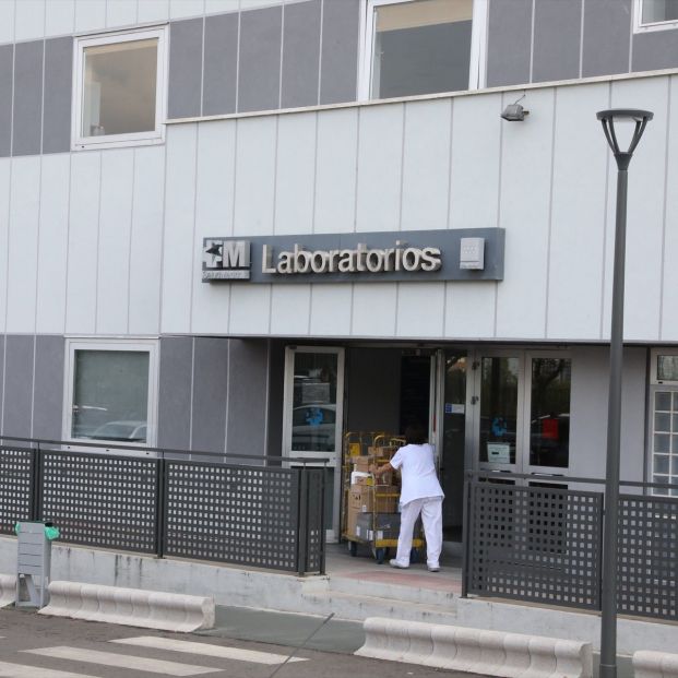 EuropaPress 3320048 trabajadora sanitaria entra puerta laboratorios hospital paz madrid espana