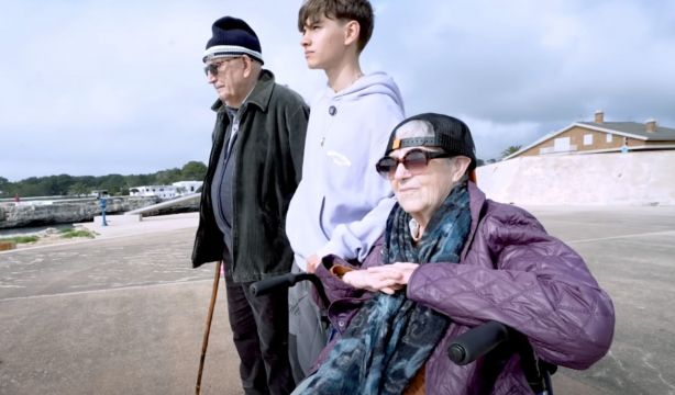 VÍDEO: Un joven cumple el sueño de sus abuelos de volver a su pueblo de Soria (ElCromas)