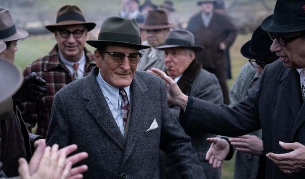 Robert De Niro y su doble salto mortal a los 81 años: interpeta a dos personajes en 'The Alto Knigh'