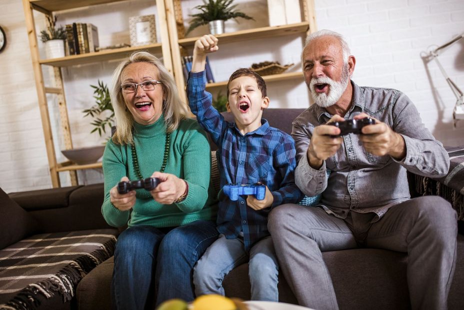Jubilados y jóvenes se unen para jugar a videojuegos en Madrid (Bigstock)