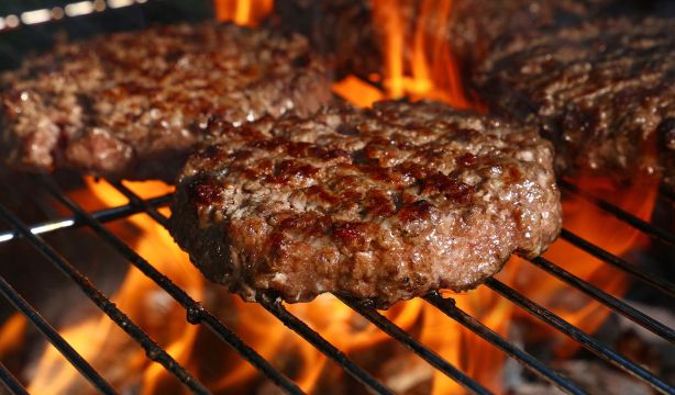 Un carnicero revela el truco para que la hamburguesa no encoja al cocinarla