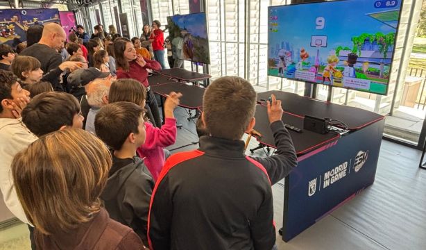 Mayores con deterioro cognitivo y niños conectan en Madrid a través de los videojuegos