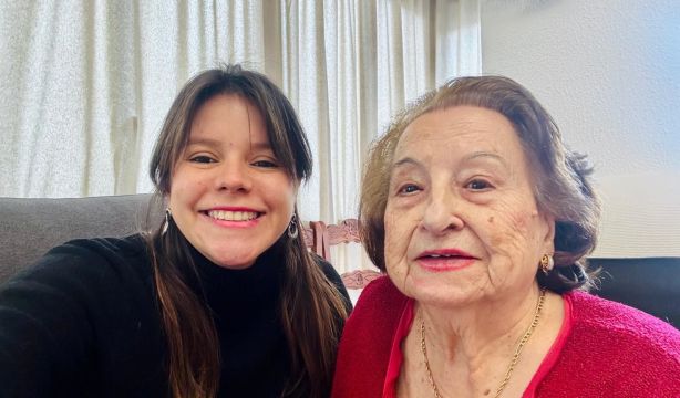 Jóvenes estudiantes comparten piso con mayores: "Soy uno más de la familia"