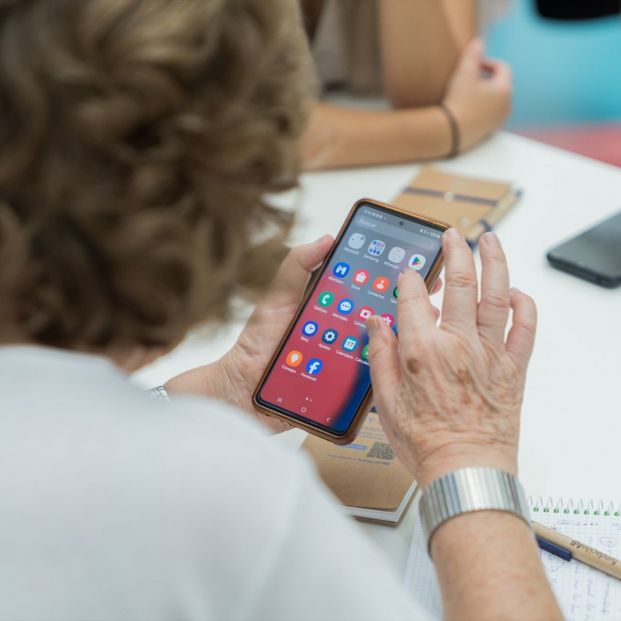 EuropaPress 6415501 persona sostiene telefono movil curso alfabetizacioin digital personas EuropaPress 6415501 persona sostiene telefono movil curso alfabetizacioin digital personas