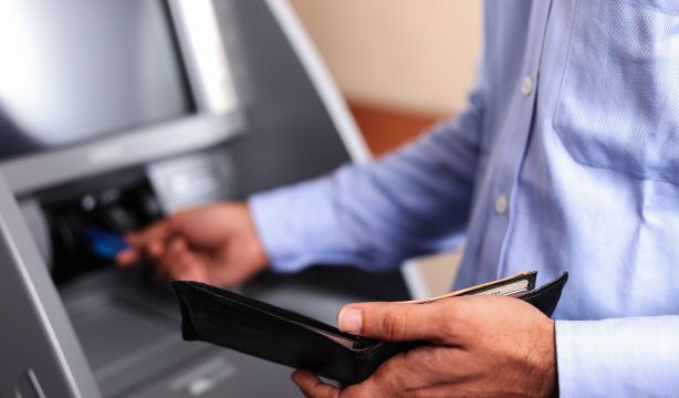 ¿Qué hago si un cajero automático retiene uno de mis billetes al introducirlo?