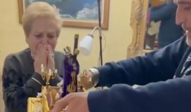 VÍDEO: Regala a su madre una miniatura de un paso de Semana Santa y su reacción emociona (TikTok)