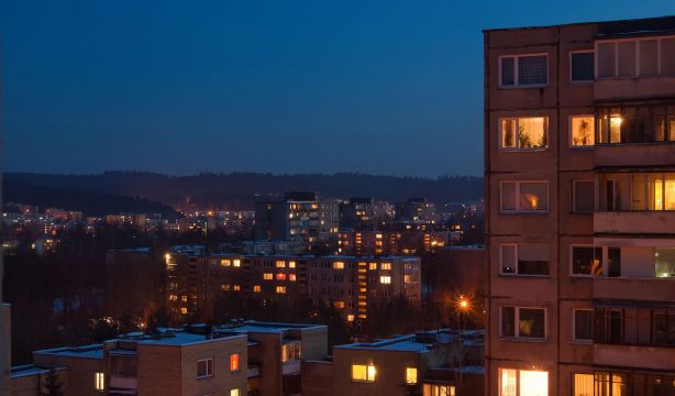 La OCU denuncia que los consumidores están pagando los sobrecostes del apagón 