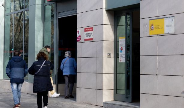 Los parados que cobren ayudas por error no tendrán que devolverlas si son inferiores a esta cantidad