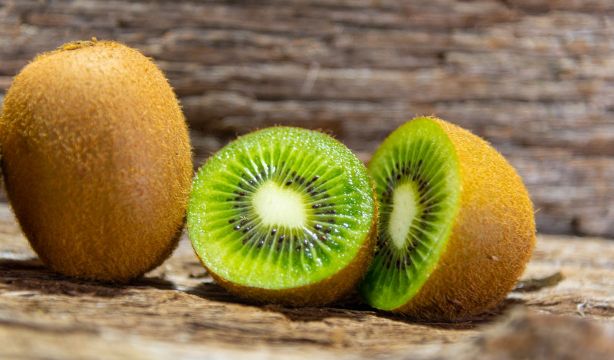 Por qué deberías empezar a comer el kiwi con piel