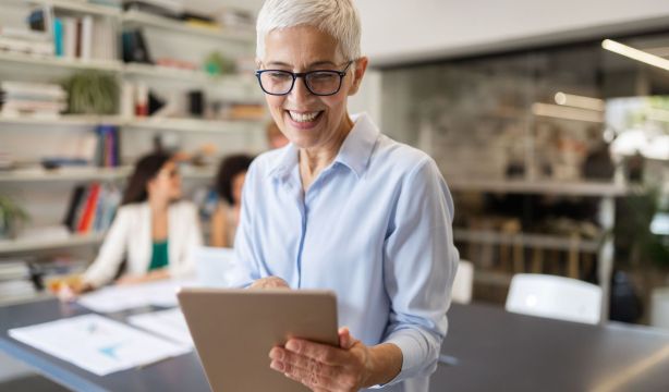 Las personas de 60 años "tienen el triple de oportunidades de triunfar con su empresa que los de 20" (Bigstock)