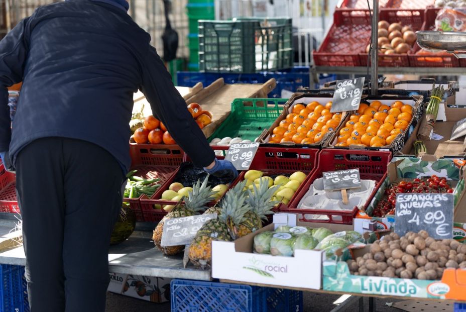 Hacer la compra y pagar facturas cuesta un 2,3% más que hace un año, aunque el IPC frene en marzo