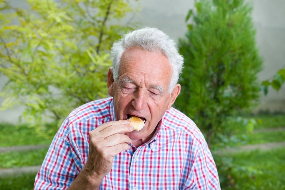 Una persona mayor comiendo. Bigstok