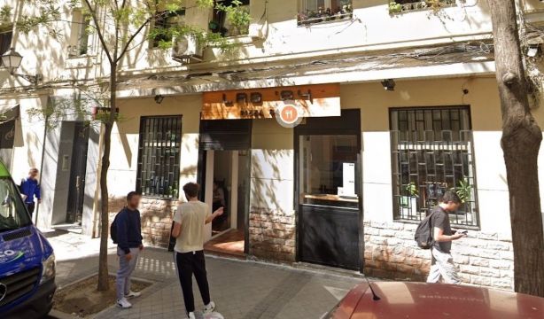 Muere un hombre mayor solo en su casa de Madrid y es devorado durante 15 días por su perro