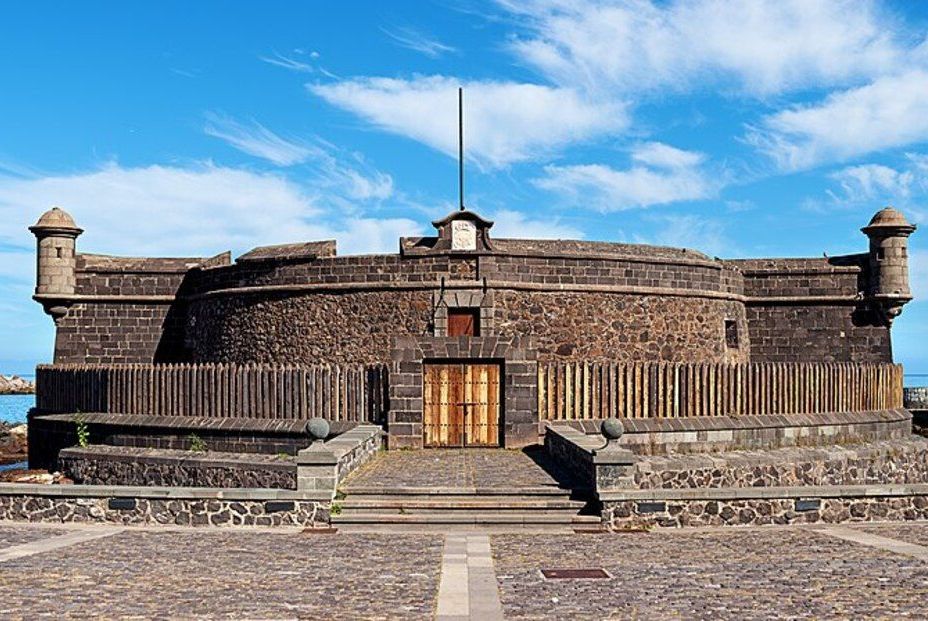 ¿Cuáles son los edificios más antiguos de Santa Cruz de Tenerife? (Wikipedia)