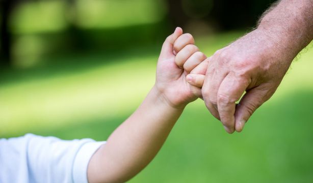 'Mayores y juguetones', el programa que combate la soledad con actividades intergeneracionales (Bigstock)