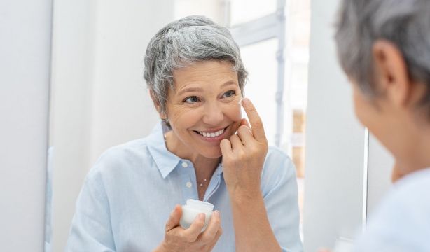 Aprende a cuidar tu piel correctamente después de los 65 años