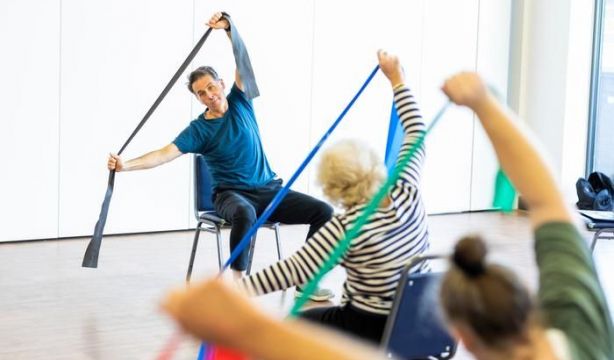 Ejercicios de resistencia en mayores para combatir las caídas. Centre for Ageing Better.