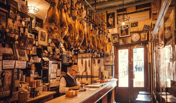 ¿Por qué los españoles van menos a los bares que antes?