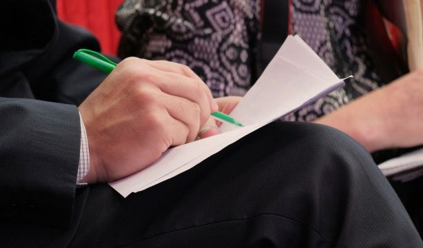 VÍDEO: Descubre una lista en la que su abuelo anotó todos los recuerdos de su esposa durante 60 años (Bigstock)