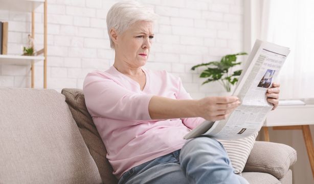 Oftalmólogos aconsejan hacer pequeñas pausas mientras se lee para descansar la vista