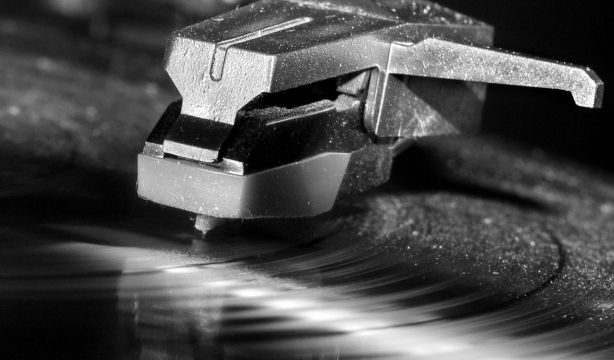 El motivo por el que la música nostálgica ayuda a recordar y puede ser útil en el alzhéimer. Bigstock