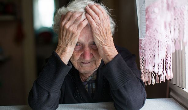 El alzhéimer podría diagnosticarse más tarde en personas con mayor nivel educativo, según un estudio
