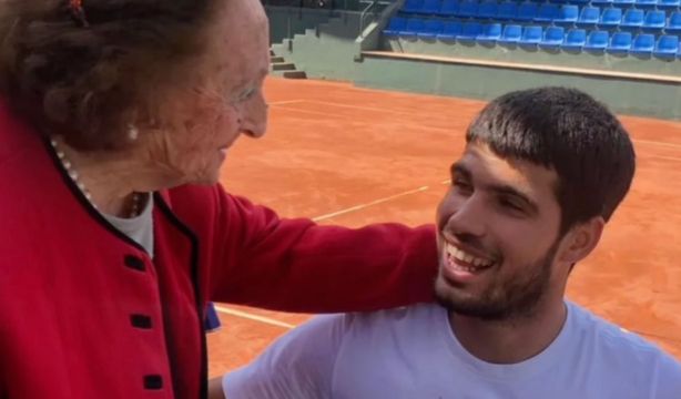 VÍDEO: El tierno momento de Carlos Alcaraz y una aficionada de 95 años (Instagram)