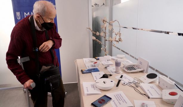 Madrid moderniza su Teleasistencia con detectores de caídas, sensores de seguridad o relojes GPS