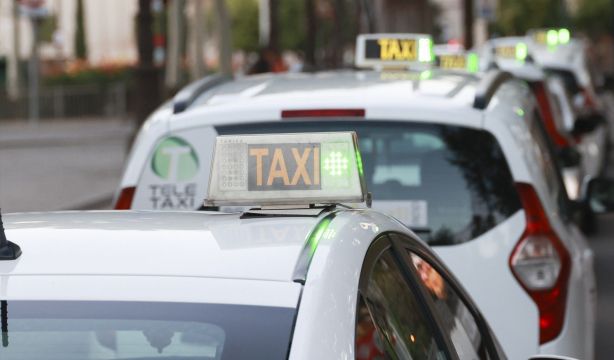 Sumar propone limitar la subida de los seguros de taxi al IPC para controlar los precios. Foto: EuropaPress