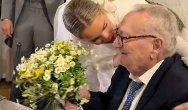 VÍDEO: Una joven le regala a su abuelo su ramo de novia y emociona a todos (TikTok)